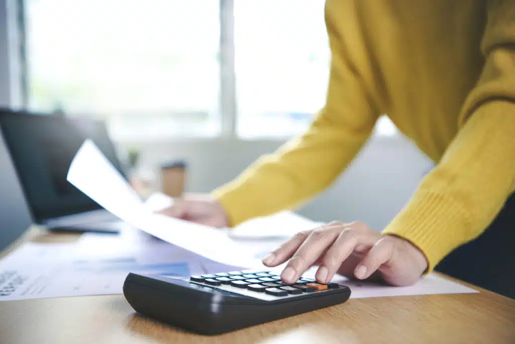 Une agence immobilière évalue objectivement la valeur du bien et calcule le bouquet et les rentes mensuelles pour le viager.