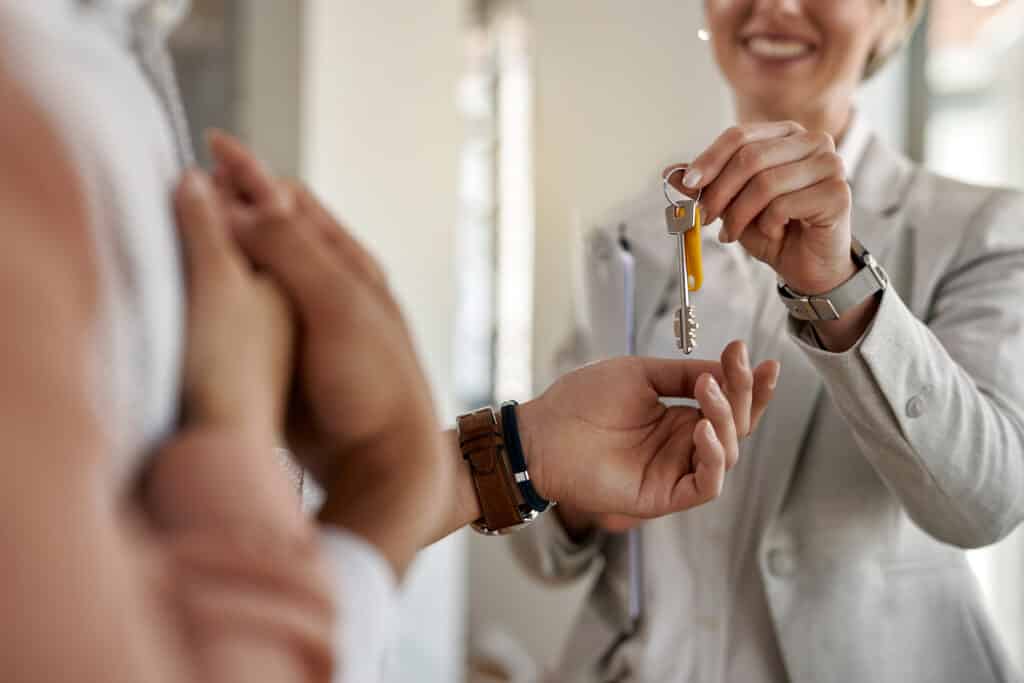 Le coût d'une agence immobilière pour la vente en viager est de 4 à 10 % de la valeur vénale du bien immobilier.
