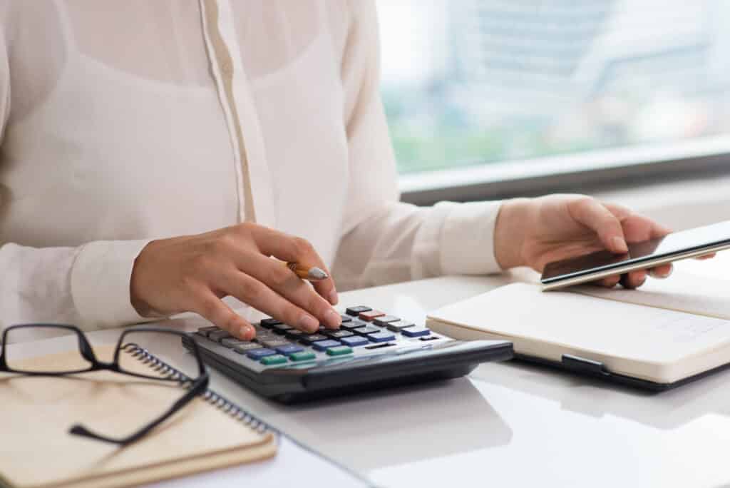 Les tables de mortalité INSEE et TGH TGF 05, utilisées en viager, fournissent des données fiables sur l'espérance de vie pour des projections démographiques et financières.