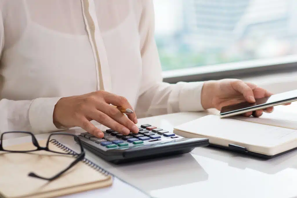 Les tables de mortalité INSEE et TGH TGF 05, utilisées en viager, fournissent des données fiables sur l'espérance de vie pour des projections démographiques et financières.