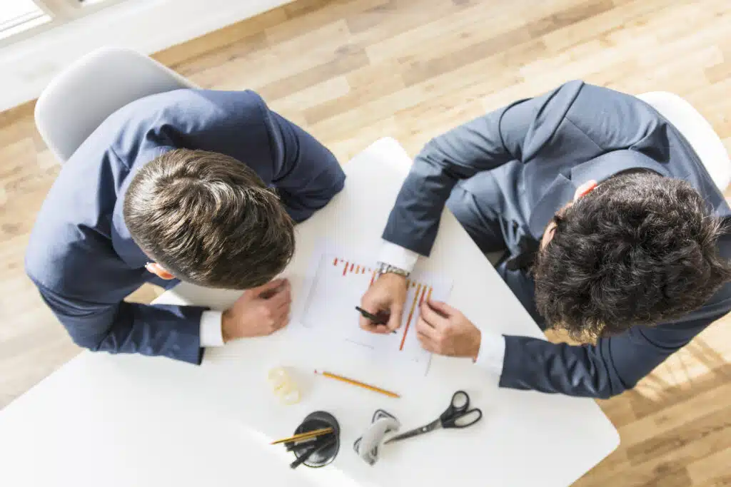 Une agence immobilière en viager facilite les transactions, évalue les biens, conseille juridiquement, coordonne avec les notaires, et suit les dossiers.