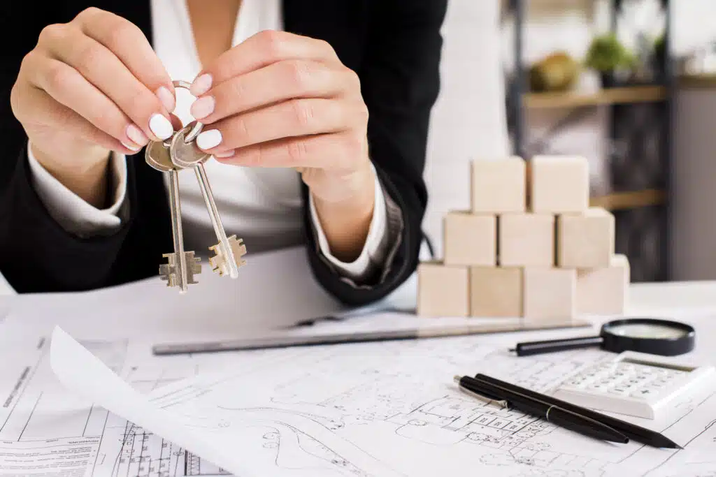 Passer par une agence pour acheter en viager à Paris sécurise la transaction et simplifie les procédures grâce à l'expertise d'un agent immobilier spécialisé.